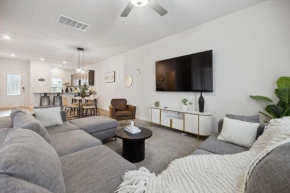 Lavida, Luxury 6BRM, Sleeps 16, Backyard, Dallas TX